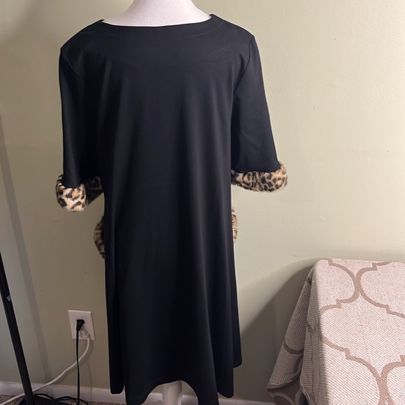 Sara Campbell black short sleeve fur trim cheetah front pockets swing dress - Picture 13 of 17